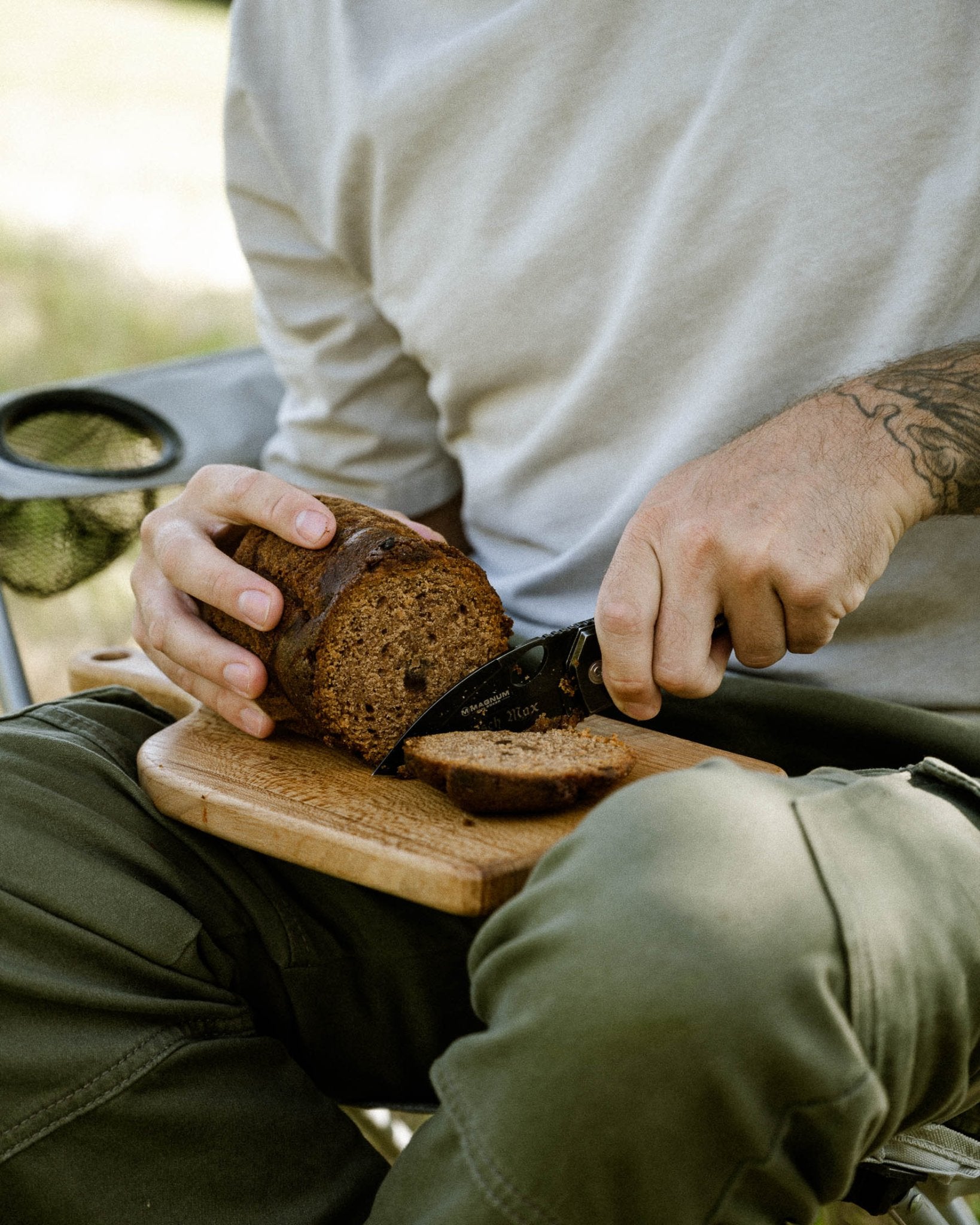 Der Deiser's Schokokuchen wird gerade mit einem Outdoormesser in runde Schieben geschnitten.