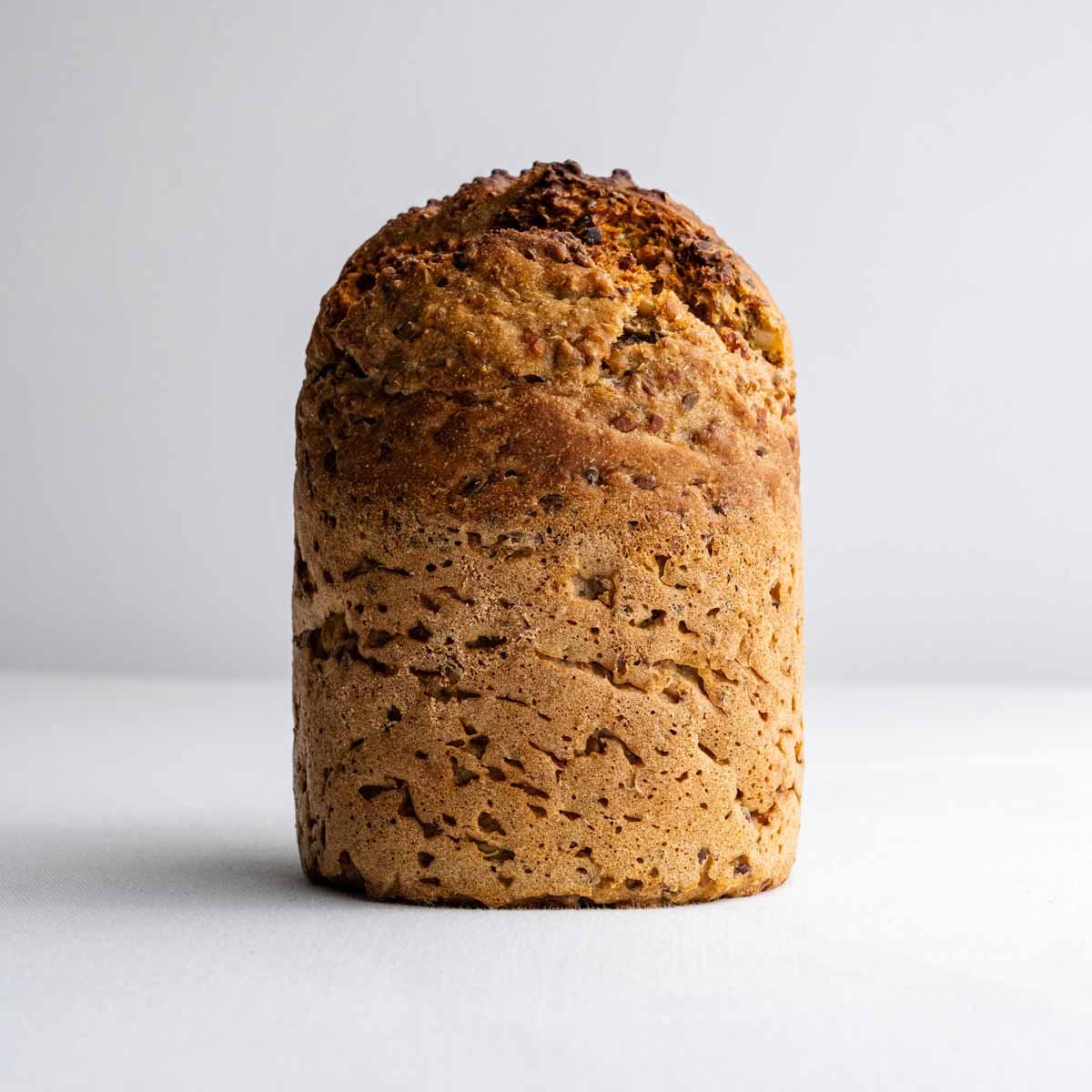 Das Eiweißbrot aus der Dose genommen von Deiser's naturally baked goods im Ganzen.