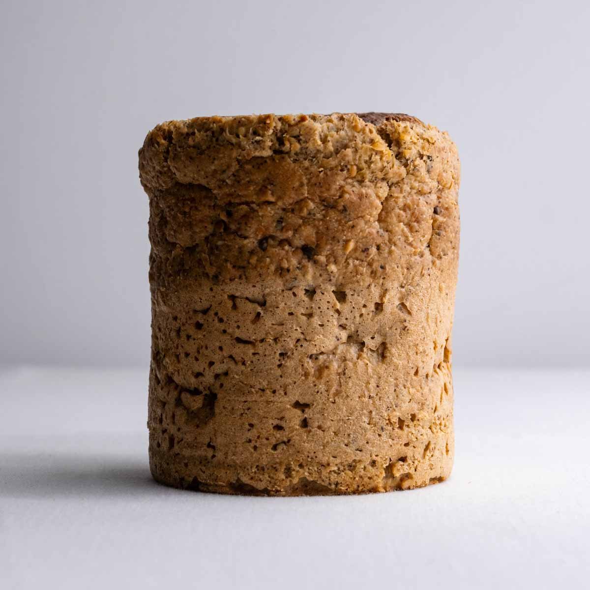 Das Hanfbrot aus der Dose genommen von Deiser's naturally baked goods im Ganzen.