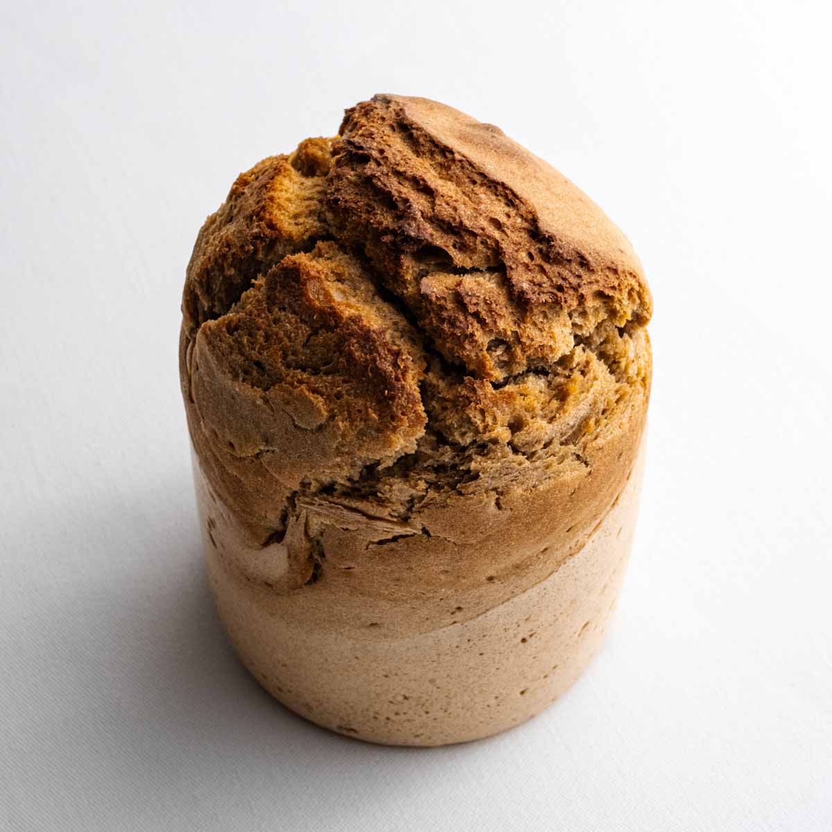 Das Roggenmischbrot aus der Dose genommen von Deiser's naturally baked goods im Ganzen, die Kruste ist gut zu sehen.