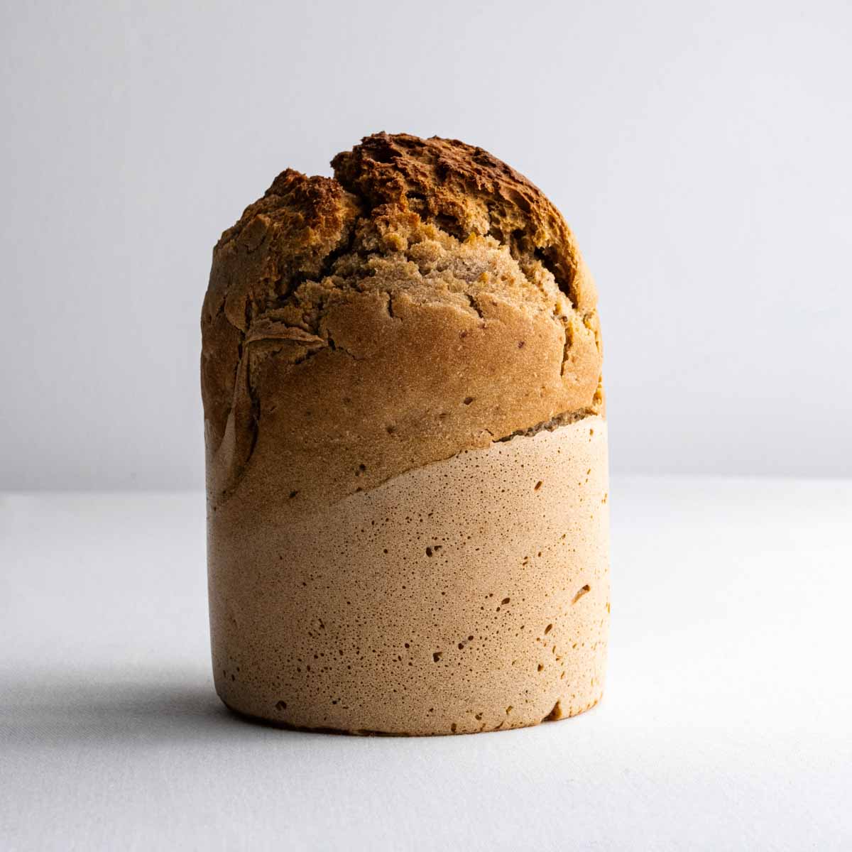 Das Roggenmischbrot aus der Dose genommen von Deiser's naturally baked goods im Ganzen.