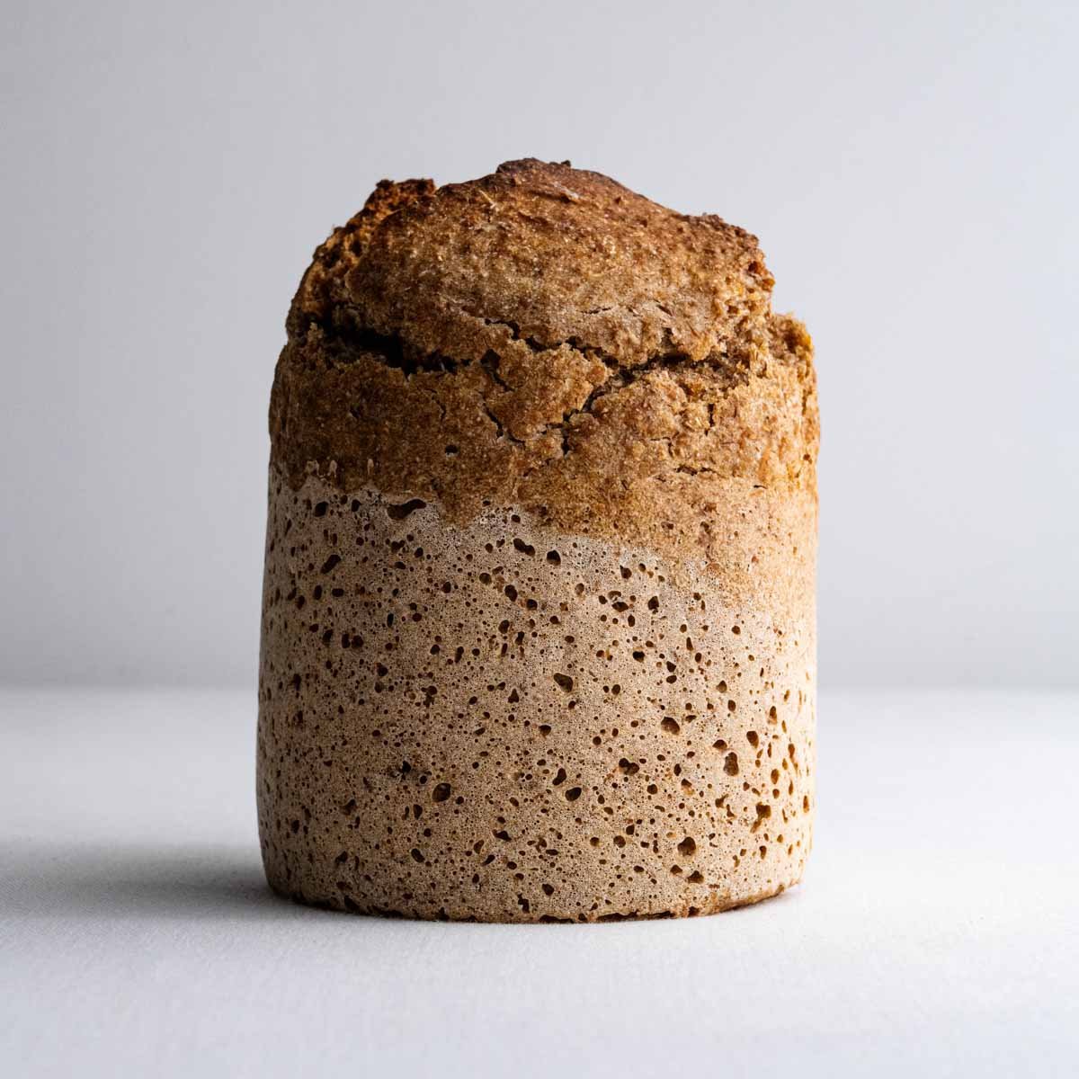Das Deiser's Dosenbrot Roggenvollkornbrot aus der Dose genommen, in der es gebacken wurde.